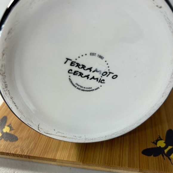 Terramoto Ceramic bee creamer with matching wood hot pad - Picture 3 of 8